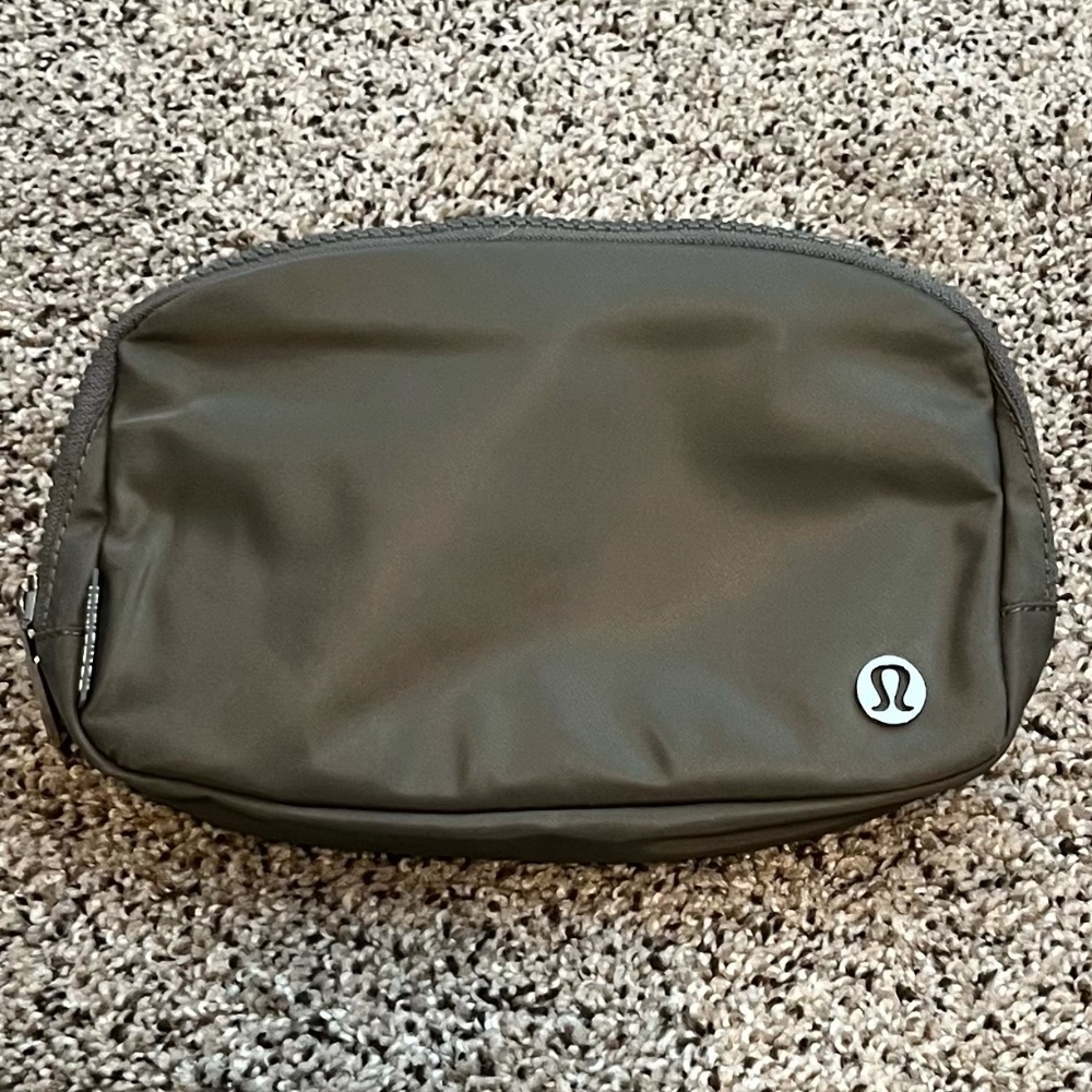 SOLD NWT Lululemon Everywhere Belt Bag - Grey Sage